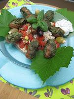 Kebabs de boeuf et d’agneau hachés au basilic et trempette tzaziki Kebabs de boeuf et d’agneau hachés au basilic et trempette tzaziki
