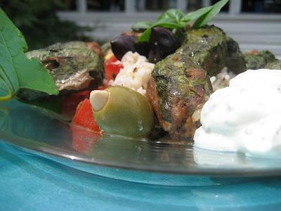 Kebabs de boeuf et d’agneau hachés au basilic et trempette tzaziki