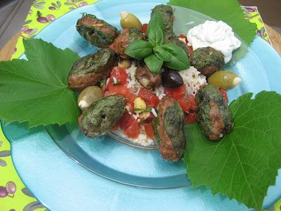 Kebabs de boeuf et d’agneau hachés au basilic et trempette tzaziki Kebabs de boeuf et d’agneau hachés au basilic et trempette tzaziki