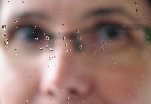 Gouttes sur visage flou...