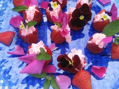 Tulipes de fraises fourrées au mascarpone et méli-mélo de fleurs