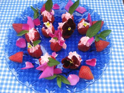 Tulipes de fraises fourrées au mascarpone et méli-mélo de fleurs