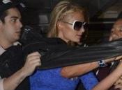 Paris Hilton attaque photographe dans parking