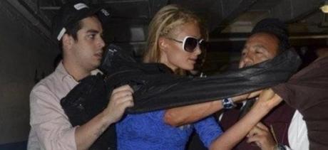 Paris Hilton attaque un photographe dans un parking