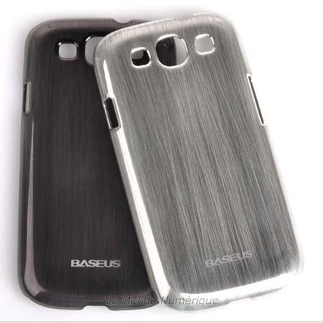 Un étui en métal brossé et une protection écran pour le Samsung Galaxy S3