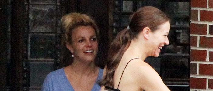 photos-britney-prend-une-pause-cigarette-a-son-hotel