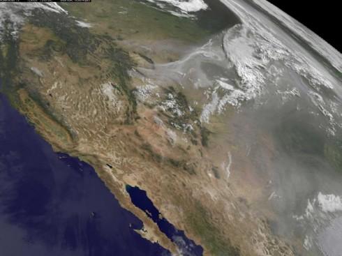 Incendies dans les états de l'ouest photographiés de l'espace par le satellite GOES-15