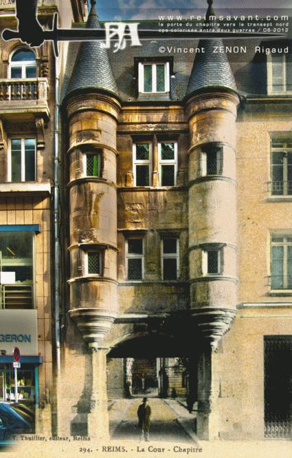 La porte du Chapitre, vers la place. CPA colorisée entre deux guerres La porte du Chapitre, vers la place. CPA colorisée entre deux guerres