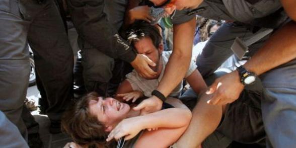 Arrestation musclée de Dafni Leef, l'une des leaders du mouvement des indignés en Israël