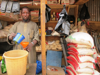 Alois qui tient une boutique d’épices qu’il importe d’Arabie Saoudite ou du Mali