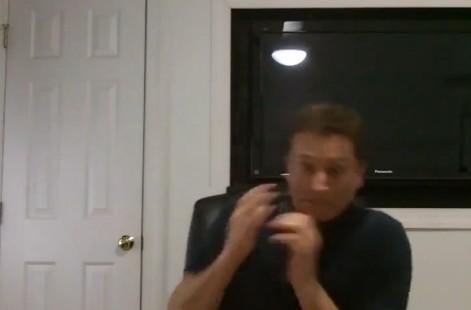 Il teste sur lui un collier anti-aboiement