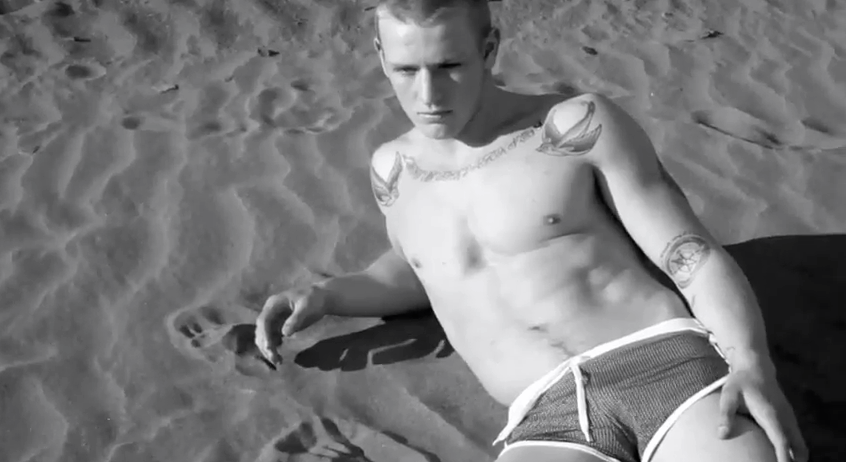 BEAU comme Matt Rodwell à la plage