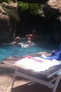 480488 418275088214676 872044758 n 200x300 Photo : Britney, ses fils et Jason se baignent à Hawaii   04/07/2012