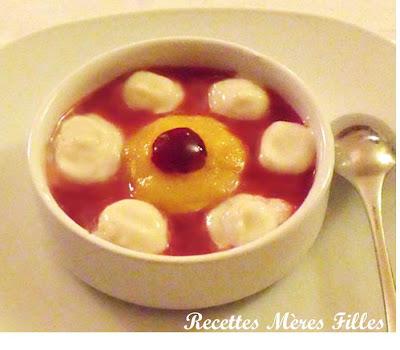 La recette Pêches : Pêches « amandine » et son infusion de fruits rouges