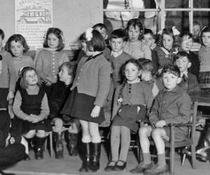 Une montagne de vêtements oubliés par les enfants à l'école