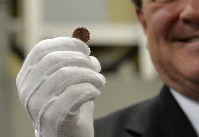 Il paie le dernier versement de son hypothèque en sous noirs