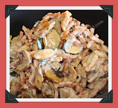 Pâtes aux courgettes, champignons et lardons - Pasta con calabacines, champiñones y bacón