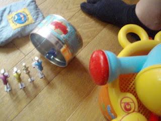 Sur le départ, valise ouverte et listes de vacances