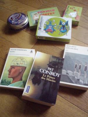 Sur le départ, valise ouverte et listes de vacances