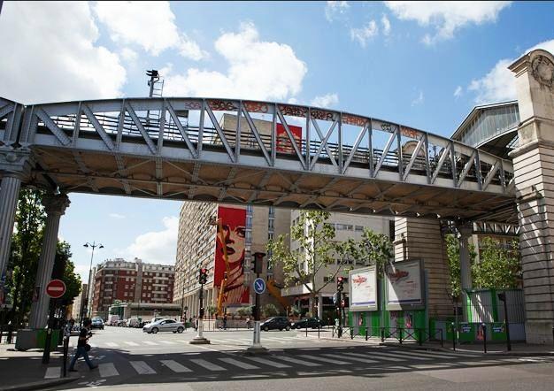 Iconic Street Art: Intervention de Shepard Fairey aka Obey à l'angle du boulevard Vincent Auriol et de la rue Jeanne d'Arc - Paris 13