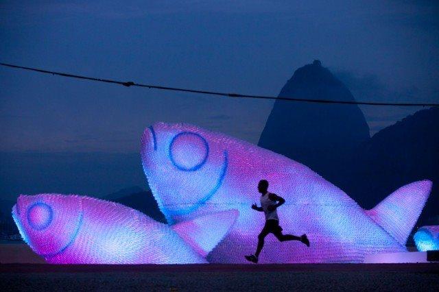 Coup de coeur de la semaine: The Big Fishes, sculptures en bouteilles recyclées sur la plage de Botafogo à l'occasion de la conférence Rio+20