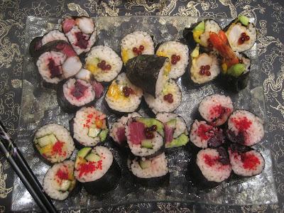 Maki sushi au thon et maki sushi dessert et leur sauce au sirop de gingembre