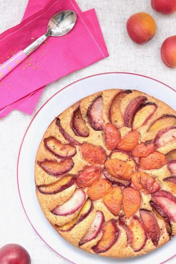 Gâteau végétal aux fruits d'été et épices chaï