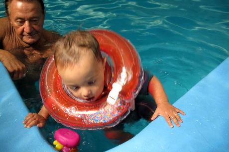 Bébé nage tout seul → La survie dans l’eau devrait être enseignée bien avant huit ans, croit un professeur de natation