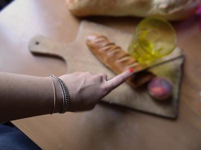 Une tartine et un bracelet, svp.