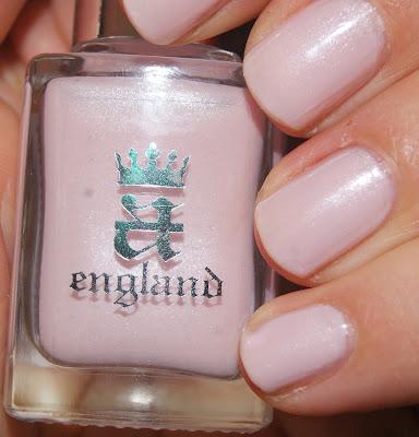 Iseult de A ENGLAND, pour avoir des ongles de princesse.