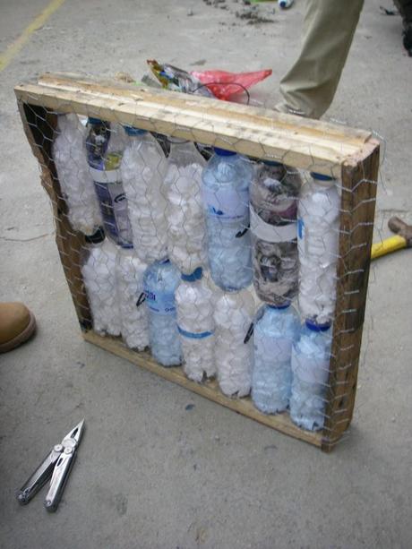 Des étudiants agrandissent une école à l’aide de déchets