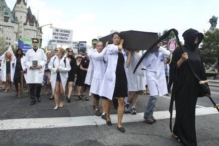 Face aux compressions, des scientifiques manifestent à Ottawa