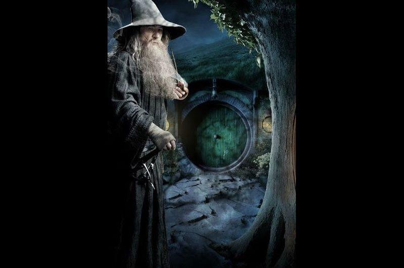 Le magicien Gandalf arrive à Cul de Sac, la maison de Bilbo Sacquet, à Hobbitebourg dans la Comté.