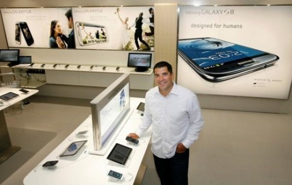 Et Samsung qui n'en fini plus de copier Apple, avec son Samsung Store...