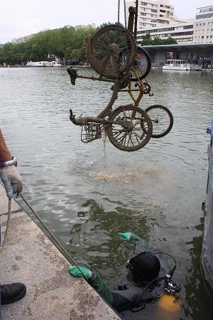 Comment nos Vélib’ sont repêchés des eaux parisiennes
