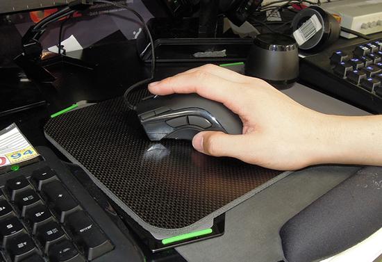 Un tapis de souris hors normes en fibre de carbone