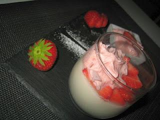 Panna Cotta au lait d'amandes et espuma de fraises!!!