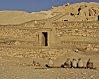 Entrée d'un des nombreux tombeaux - Deir El-Medineh -