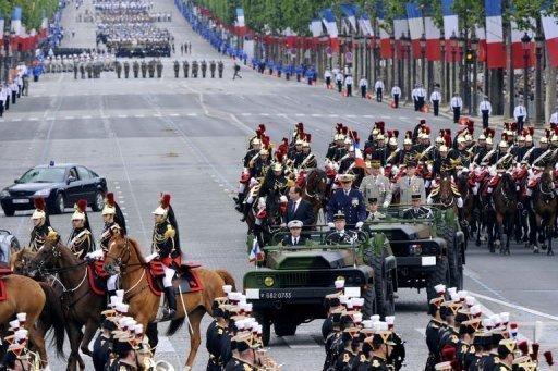 Premier défilé du 14 juillet présidé par Hollande