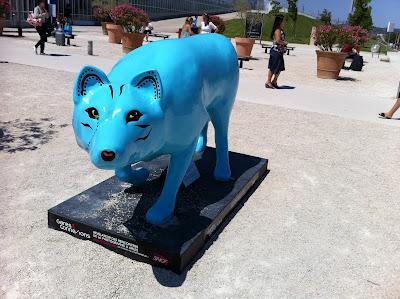 En gare TGV d'Avignon, le cochon renard bleu nous accueuille...