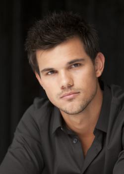 Nouveaux portraits de Taylor Lautner au Comic Con