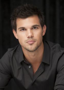 Nouveaux portraits de Taylor Lautner au Comic Con