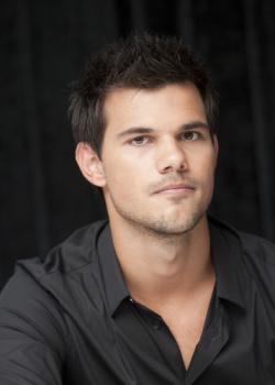 Nouveaux portraits de Taylor Lautner au Comic Con