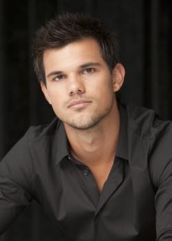 Nouveaux portraits de Taylor Lautner au Comic Con