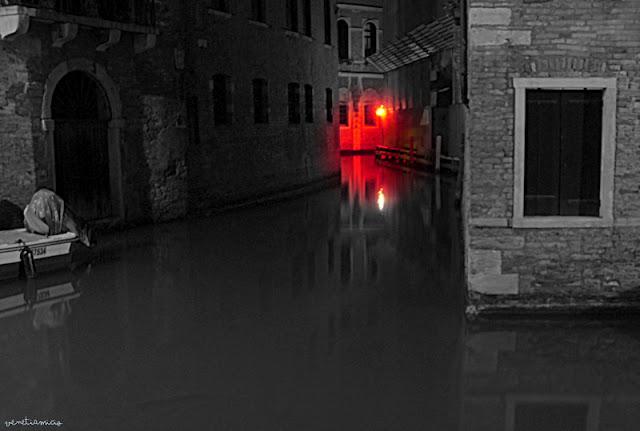 Venise, la nuit, lueur rouge...