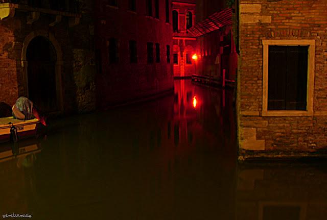 Venise, la nuit, lueur rouge...