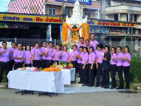 Un supermarché fait ses offrandes à Bouddha