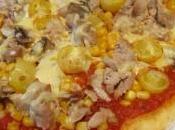 Pizza maison thon, petites tomates jaunes piment