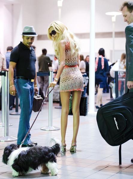 Zahia Dehar et ses 2 chiens …