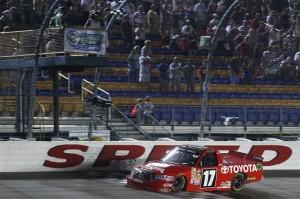 2012 Iowa July NASCAR Camping World Truck Timothy Peters crosses finish line 300x199 Timothy Peters remporte l American Ethanol 200 en CWTS